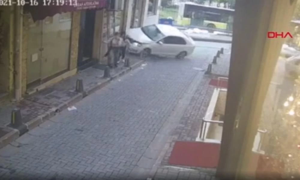 Τροχαίο στην Κωνσταντινούπολη: Τύχη "βουνό" είχαν δύο τουρίστριες (βίντεο)